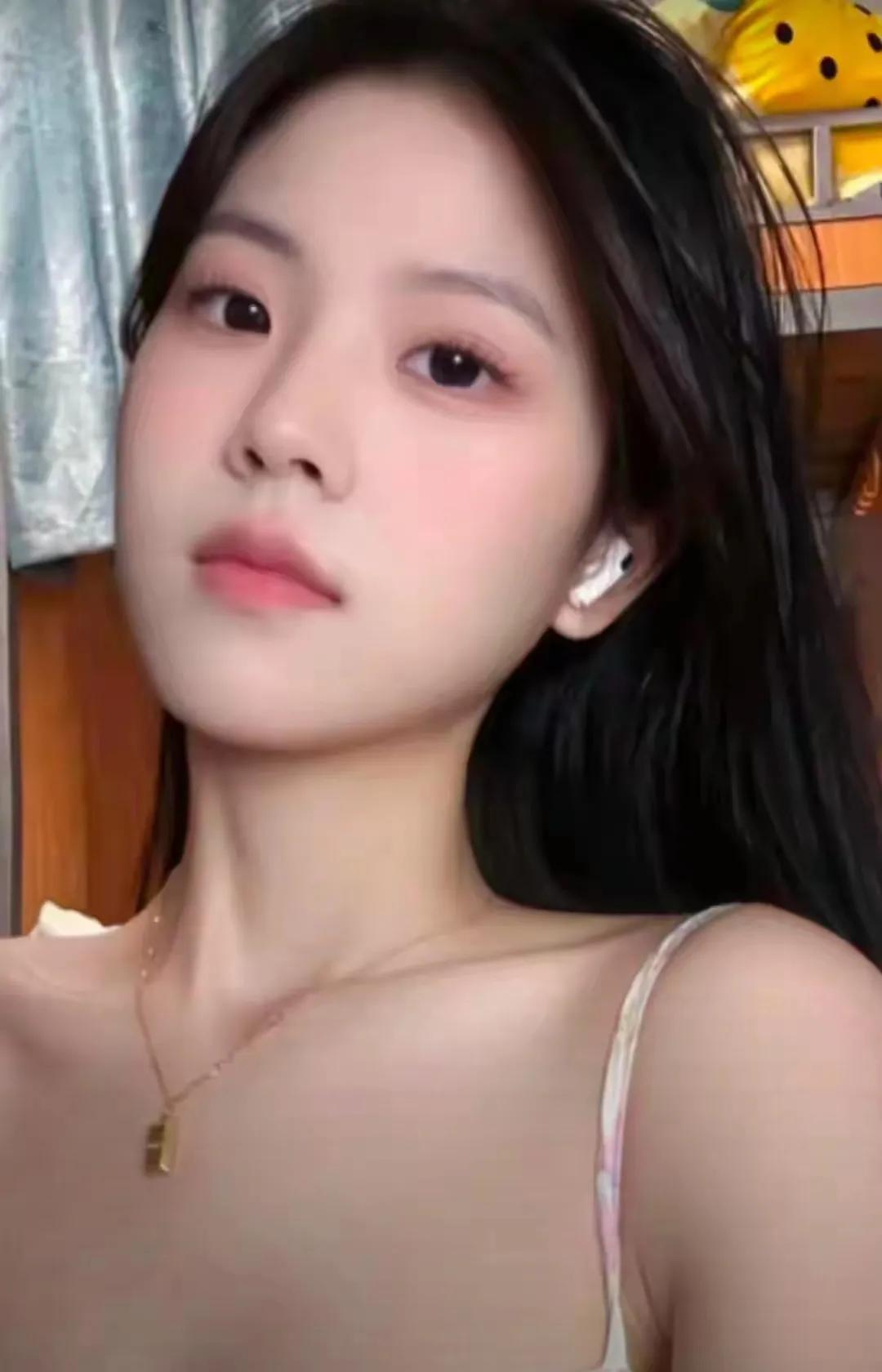 初遇她，是在一个阳光明媚的午后。她笑得那么灿烂，眼睛里闪烁着对生活的热爱。那一刻