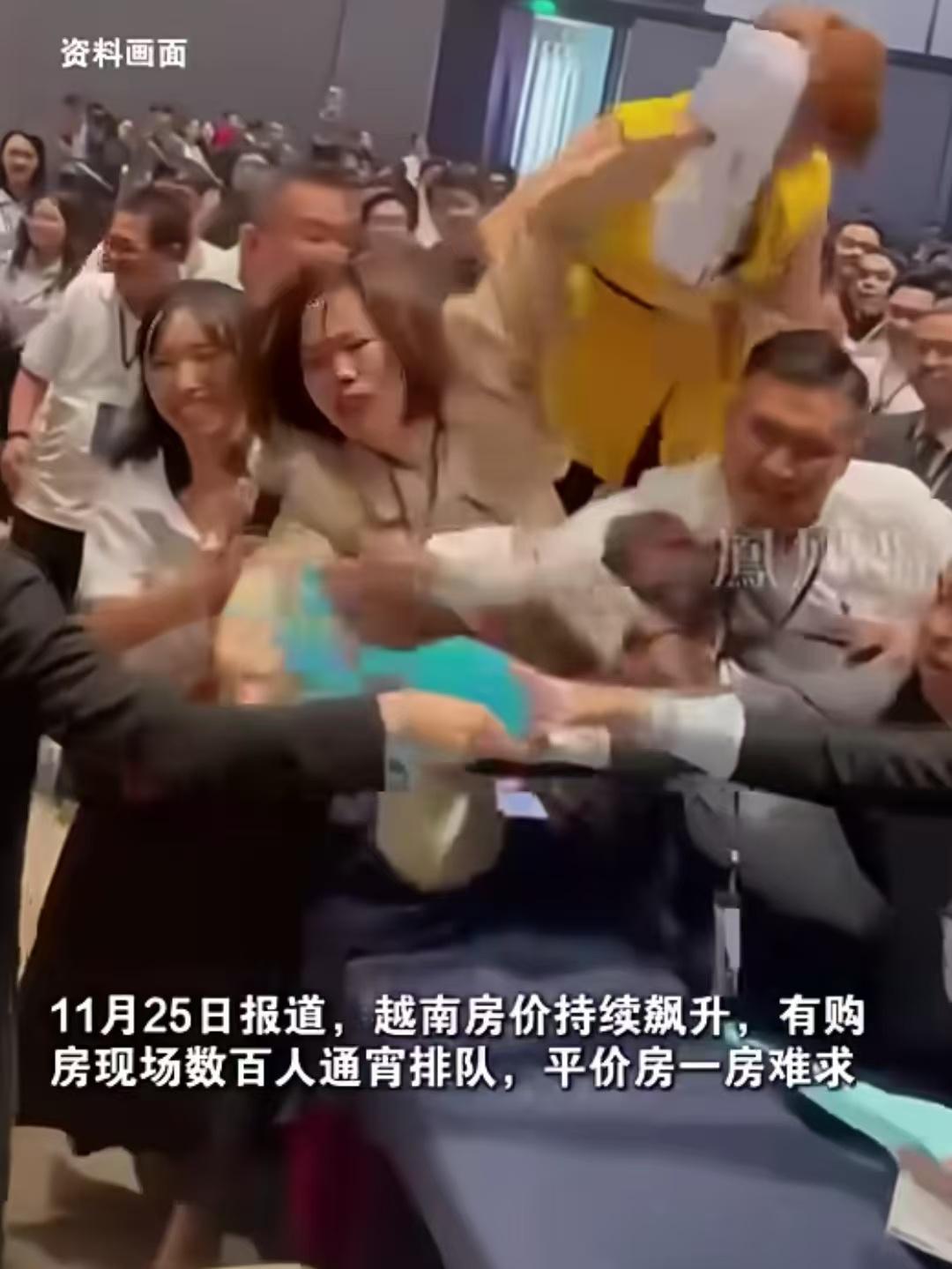 越南出现抢房热潮，房价持续飙升，一房难求。有媒体报道称，多地购房现场数百上千人通