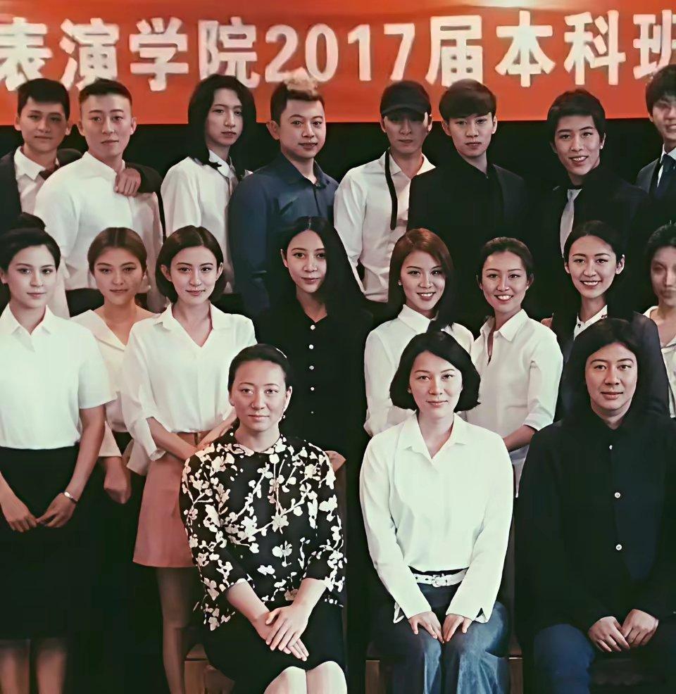 孟子义的毕业照，知道为什么她是明星了吧 