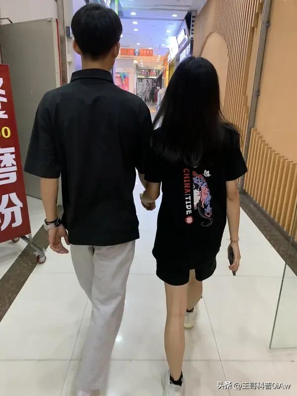 之前刷到这个话题的时候，评论区吵得快盖出几百楼，有人举双手说人心哪能掰成两半，同