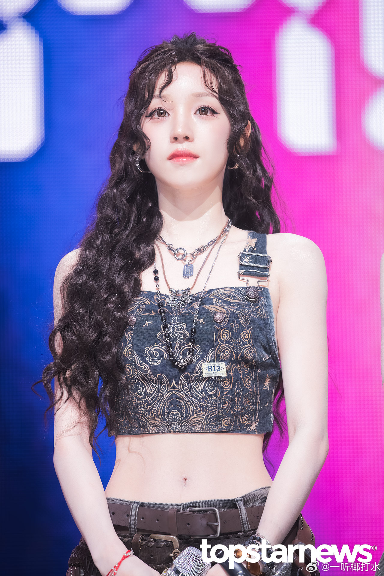 今天回归记者发布会新闻图我们小宝宝今天好美呀为我琦儿举大旗 
