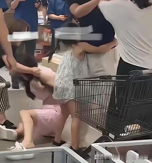 盒马撞见丈夫出轨，妈妈让5岁女儿锁住爸爸，网友吵翻：最心疼孩子

苏州盒马超市内