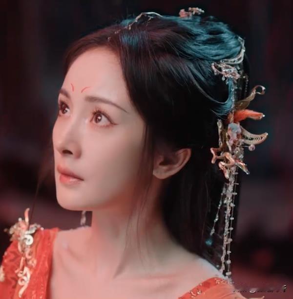 同样是重新杀回古偶圈，杨幂与唐嫣新剧的服化道、妆造，差的可不是一星半点。看预告，