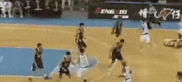 马布里用同一种方式突破，08年奥运会被默许，12年在CBA却被严惩。
不是裁判眼