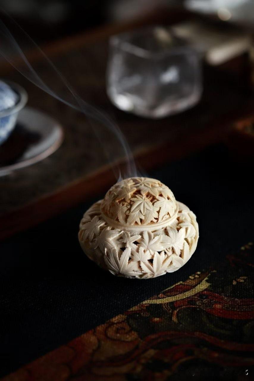 有些香炉，是用来点香的。
有些，却更像是在“留一段时间”。

这一件，像秋天。