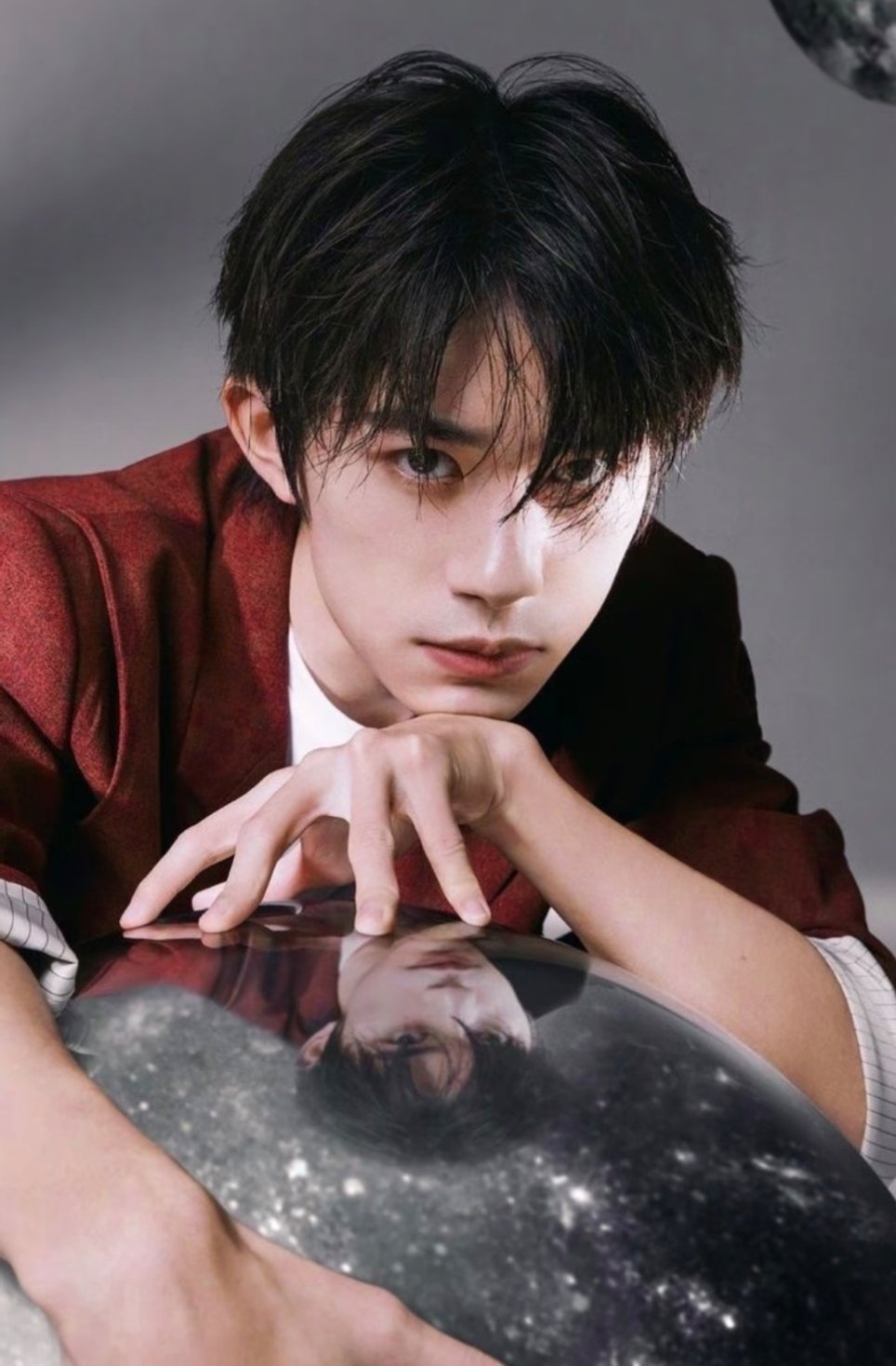 易烊千玺 别回头别停留往前走见证你闯过荆棘的每一步从青涩到成熟、从懵懂到坚定，每