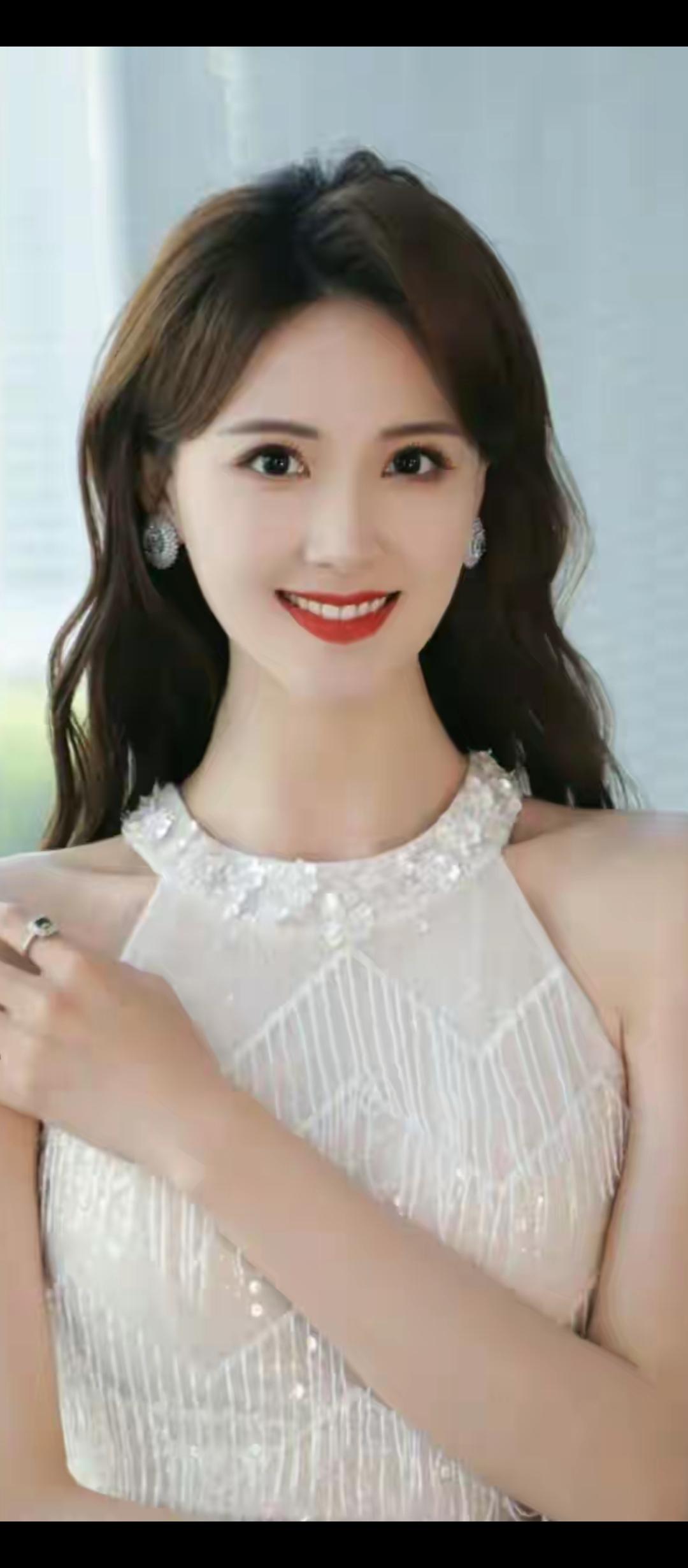 优雅白裙，甜美微笑，都市时尚风！