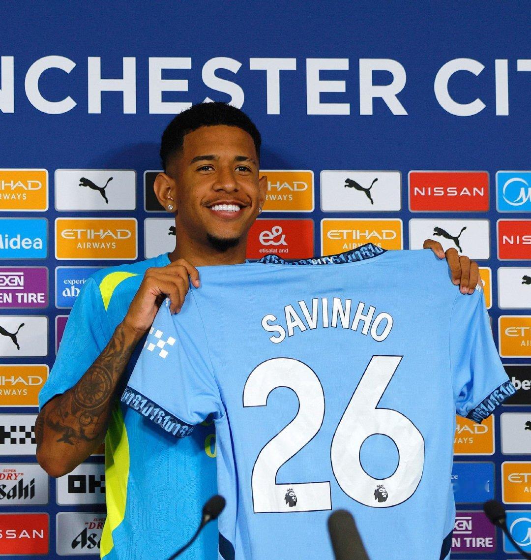 记者Sam Dean消息，2022年，曼城从阿森纳手中抢签下萨维尼奥，这名球员当