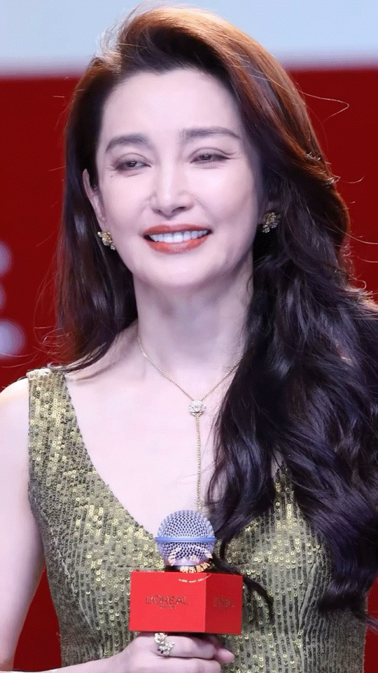 李冰冰生图vs精修图这个年纪保养的很好了 