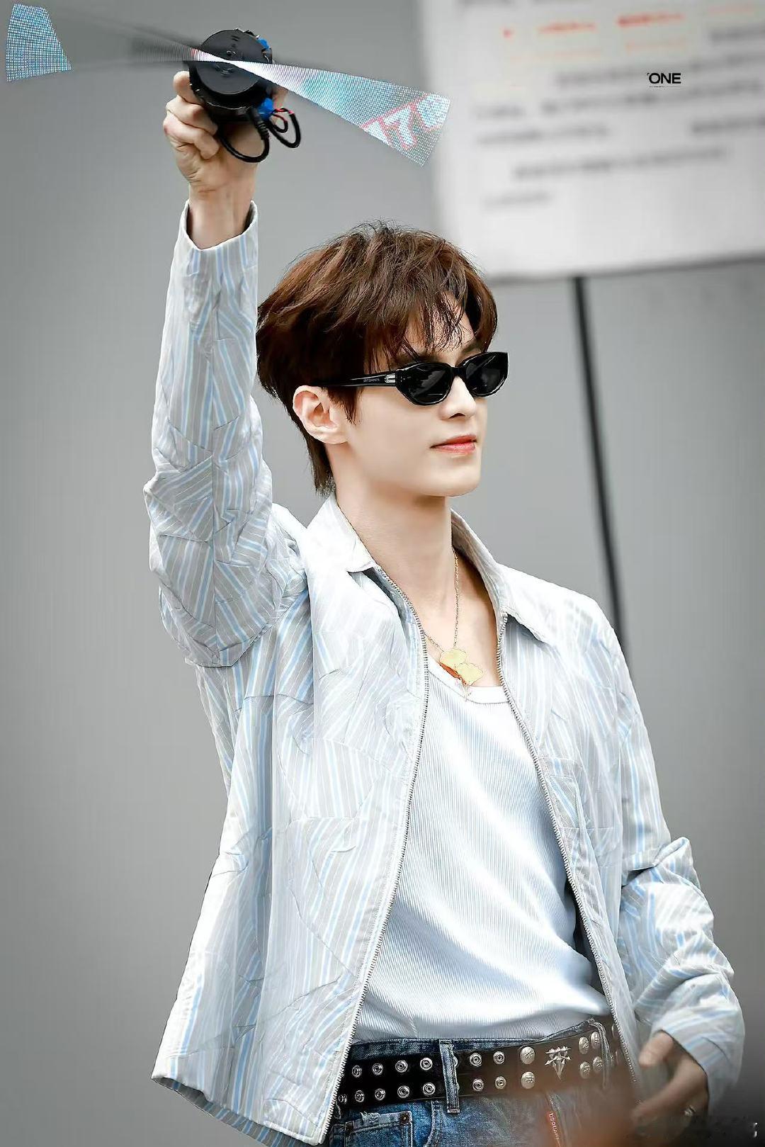 何与hi6上班男大感何与hi6上班帅成啥样了 何与录制你好星期六路透来袭！干净帅