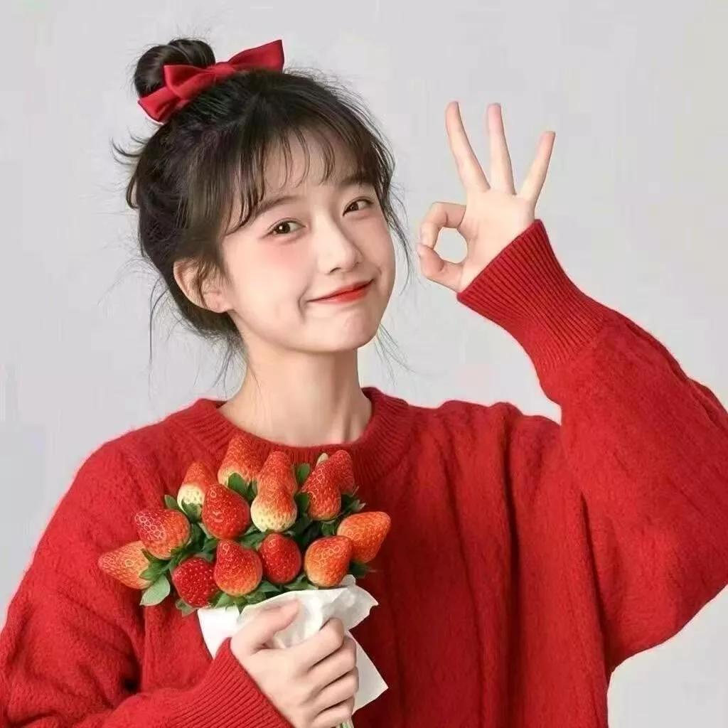 元气少女，草莓与微笑的甜蜜组合！🍓✨