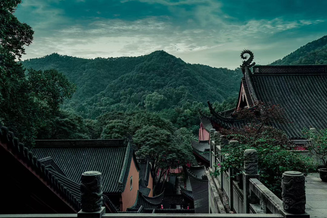 肖说道老肖漫谈初心易学 古玉凝霜不染尘，清光淡淡照窗筠。百年藏得山中月，置向书斋