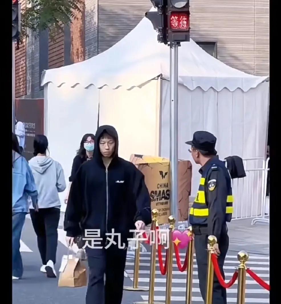 去拿外卖的林高远，
咋感觉跟赛场比起来不一样呢？
这次大满贯兼三项了，
也是很累