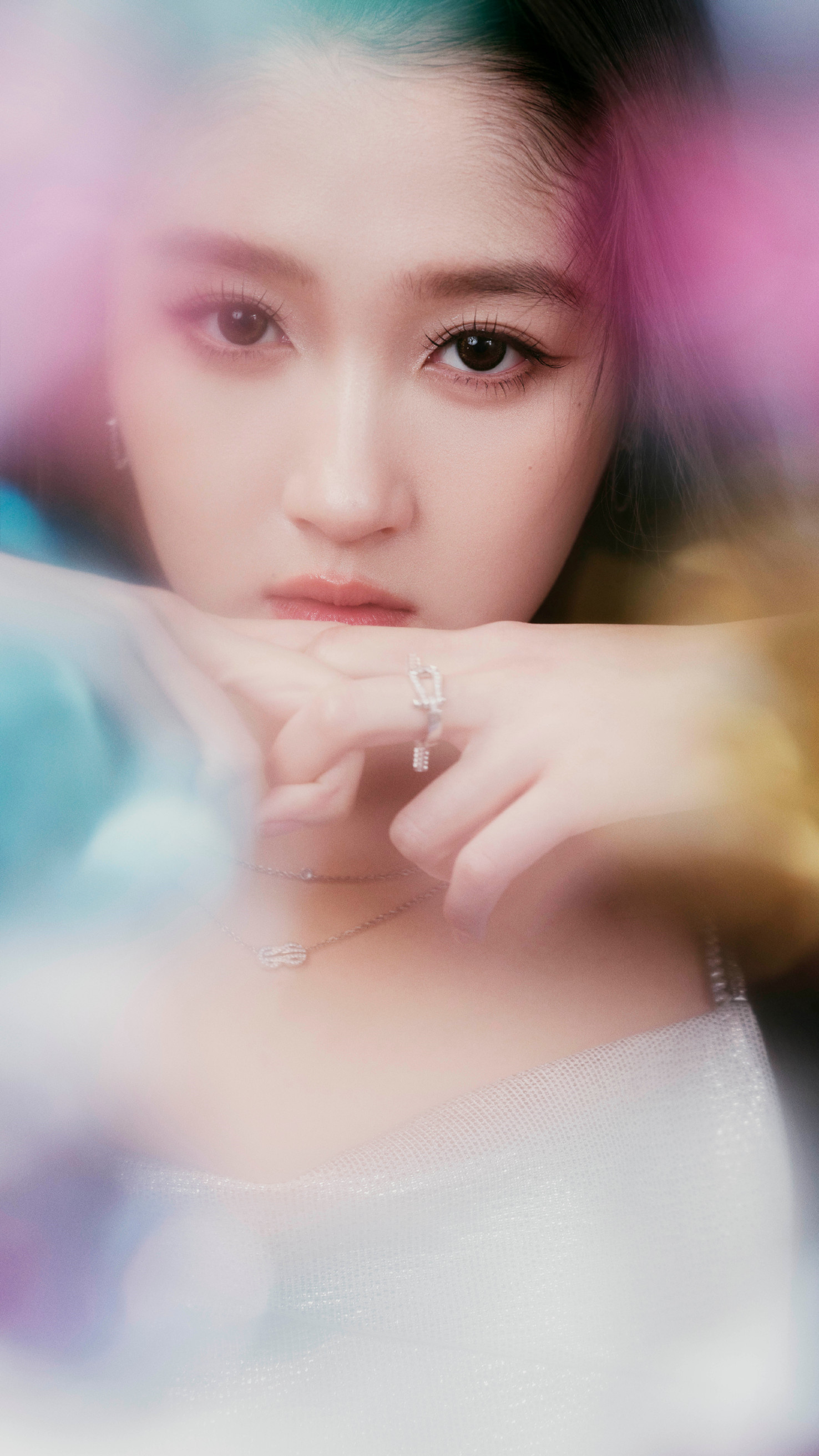 关晓彤纯白裙装大片，如梦如幻，婀娜翩然舞动。关晓彤