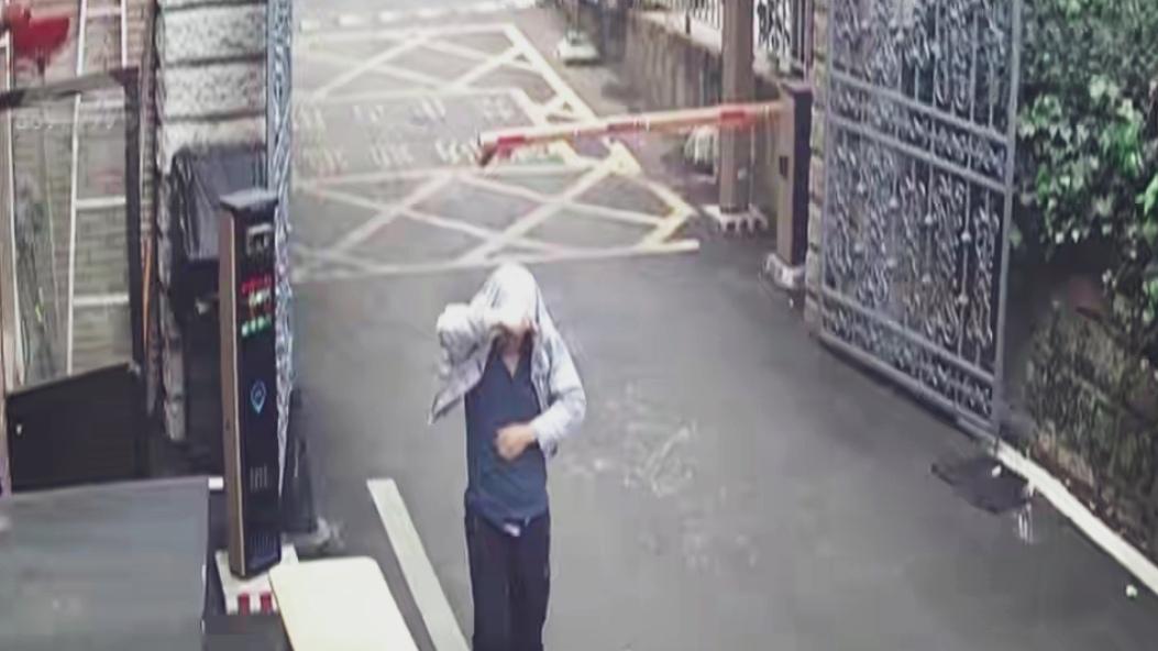 🔥外衣套头偷电脑！昆明一男子自作聪明反被秒抓。为偷电脑，男子竟把外衣套头遮脸，