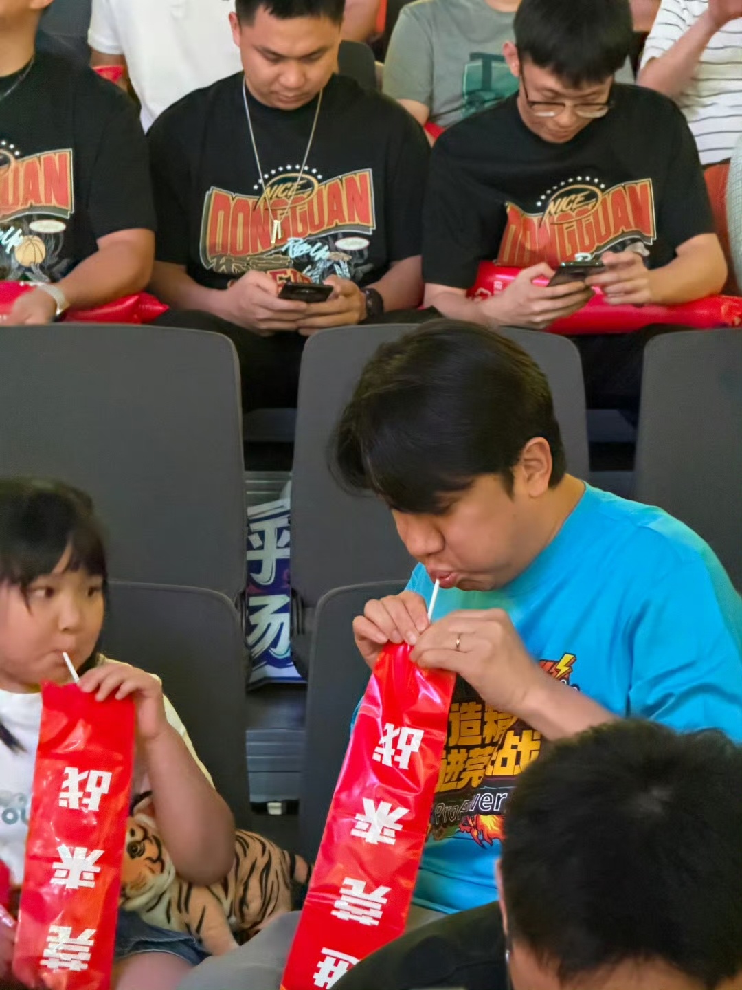 王祖蓝现身粤BA东莞主场东莞的篮球🏀氛围也太嗨了，