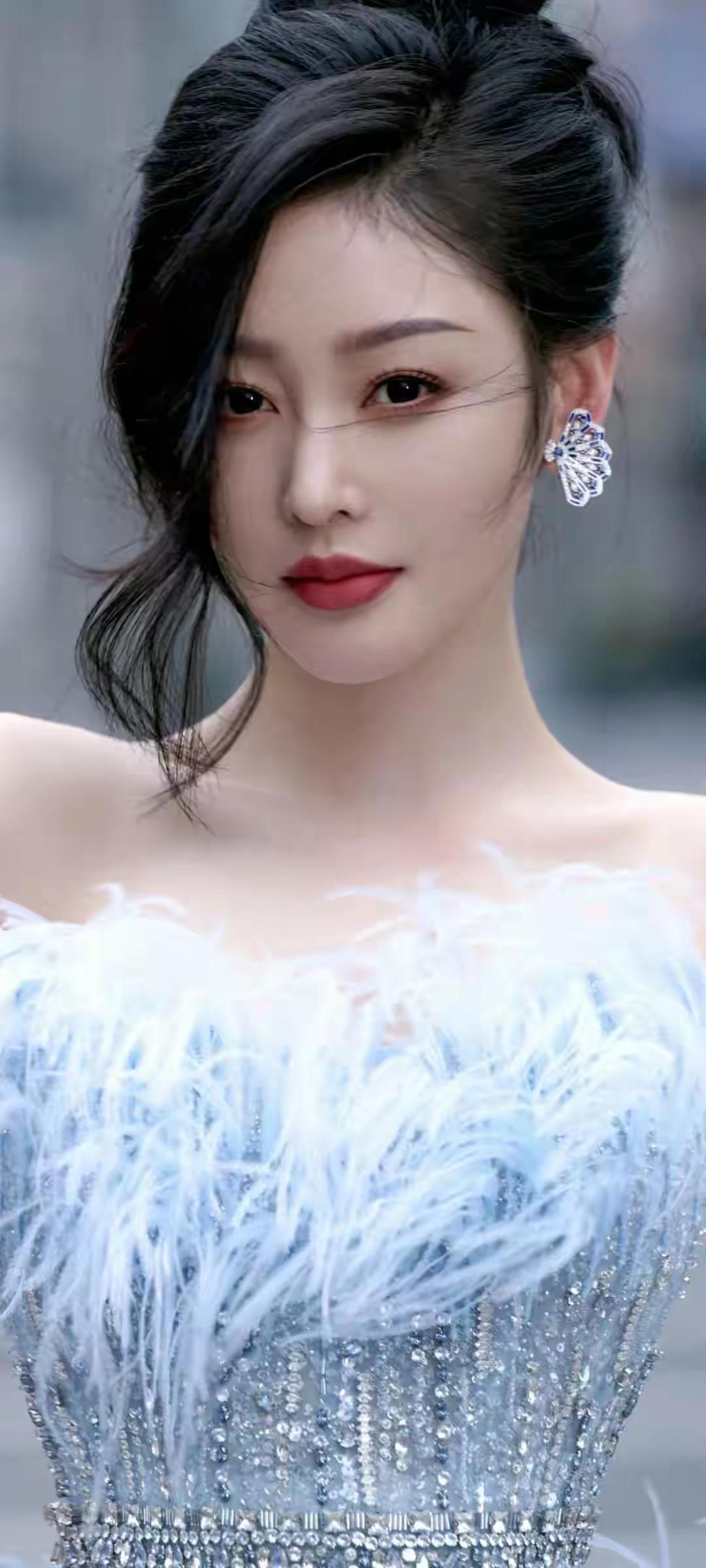 梦幻蓝裙仙女风，闪耀耳环点缀，优雅气质满分！💖🌺🌟