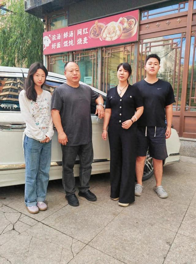 开学第一天，河南汝州一个50岁的父亲火了！他自驾一万多公里，送一对龙凤胎上大学。