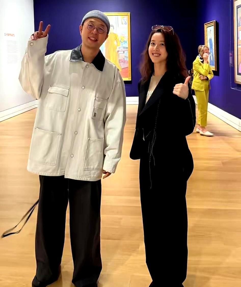 杜海涛没火了，但日子越活越透亮。
他不靠热搜活着，靠的是茶饮店的门把手、家居摆件