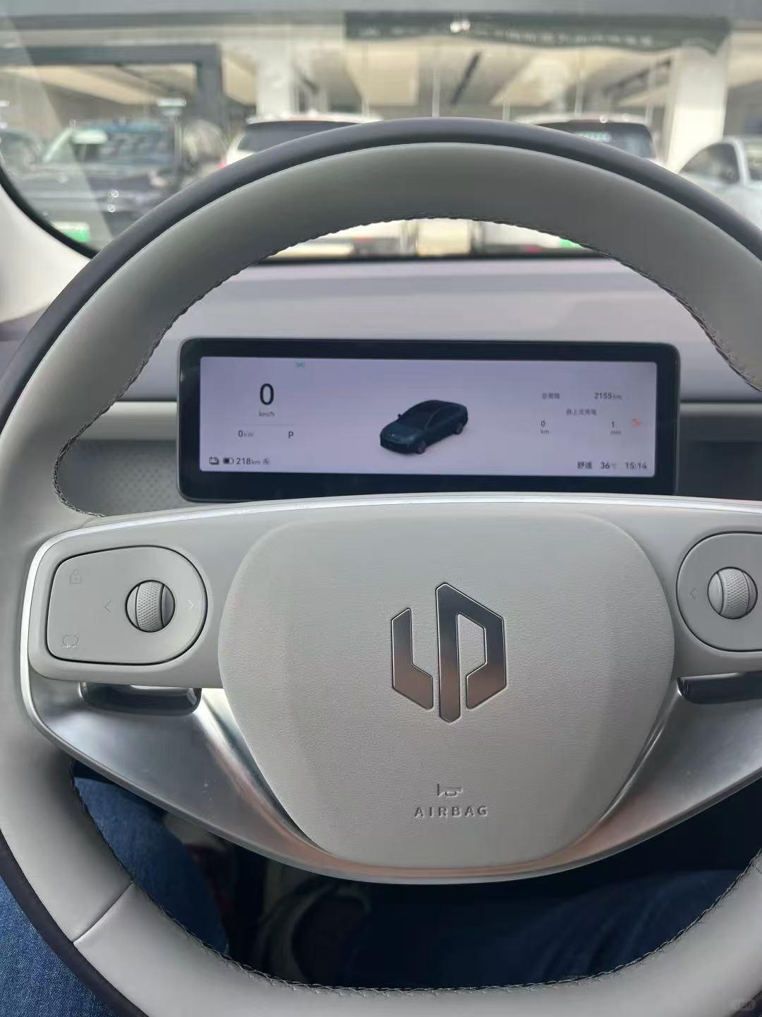 零跑B01试驾体验分享
1、设计非常漂亮圆润，符合正常人审美，个人认为B01是同