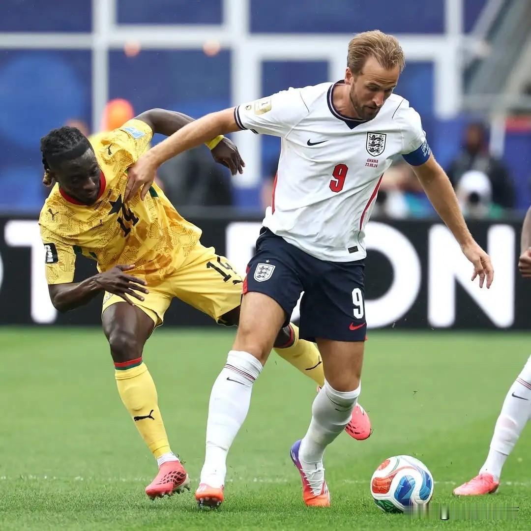 英格兰0-0闷平加纳，英格兰控球超七成但缺乏纵向穿透，加纳五后卫低位压缩空间，反