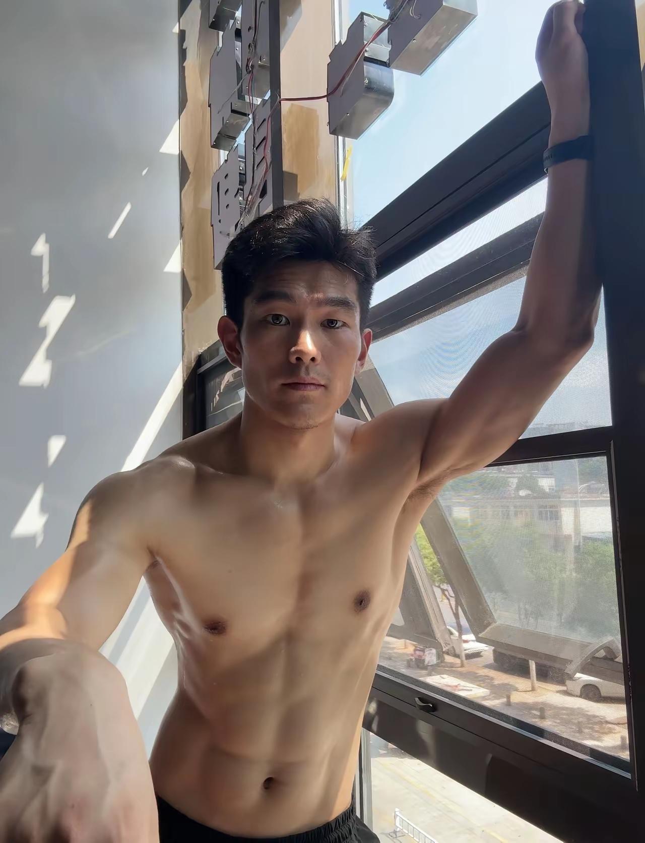 晒图笔记大赛很喜欢夏天午后的咖啡店，因为总能遇到刚运动完的男生。头发还有点湿，穿