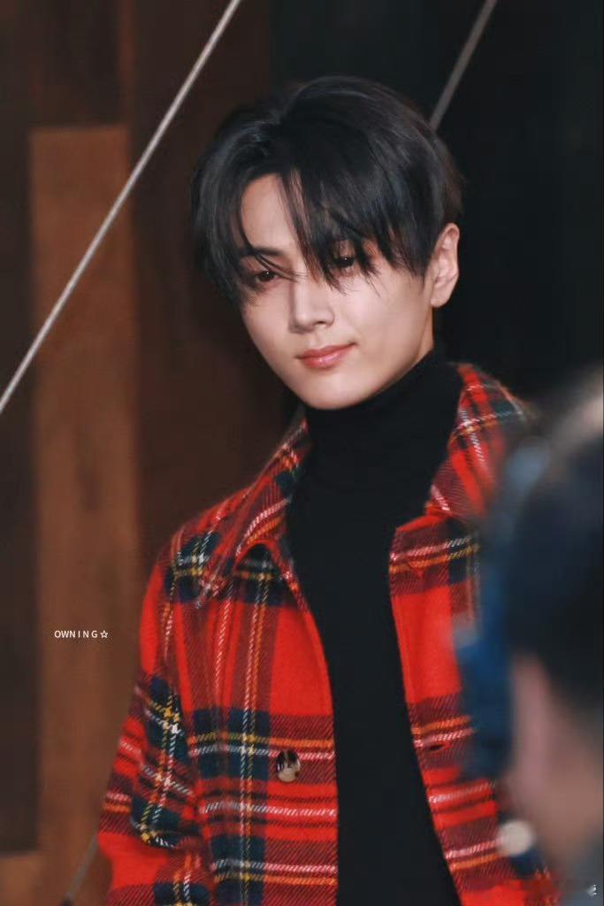 朴综星拉夫劳伦线下活动生图，红色大衣展现超绝帅气，状态好超级适配[手指比心] ​