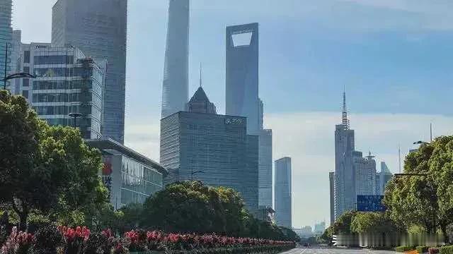 上海报道 — 随着多项利好政策的出台和市场信心的逐步恢复,上海楼市正呈现回暖态势