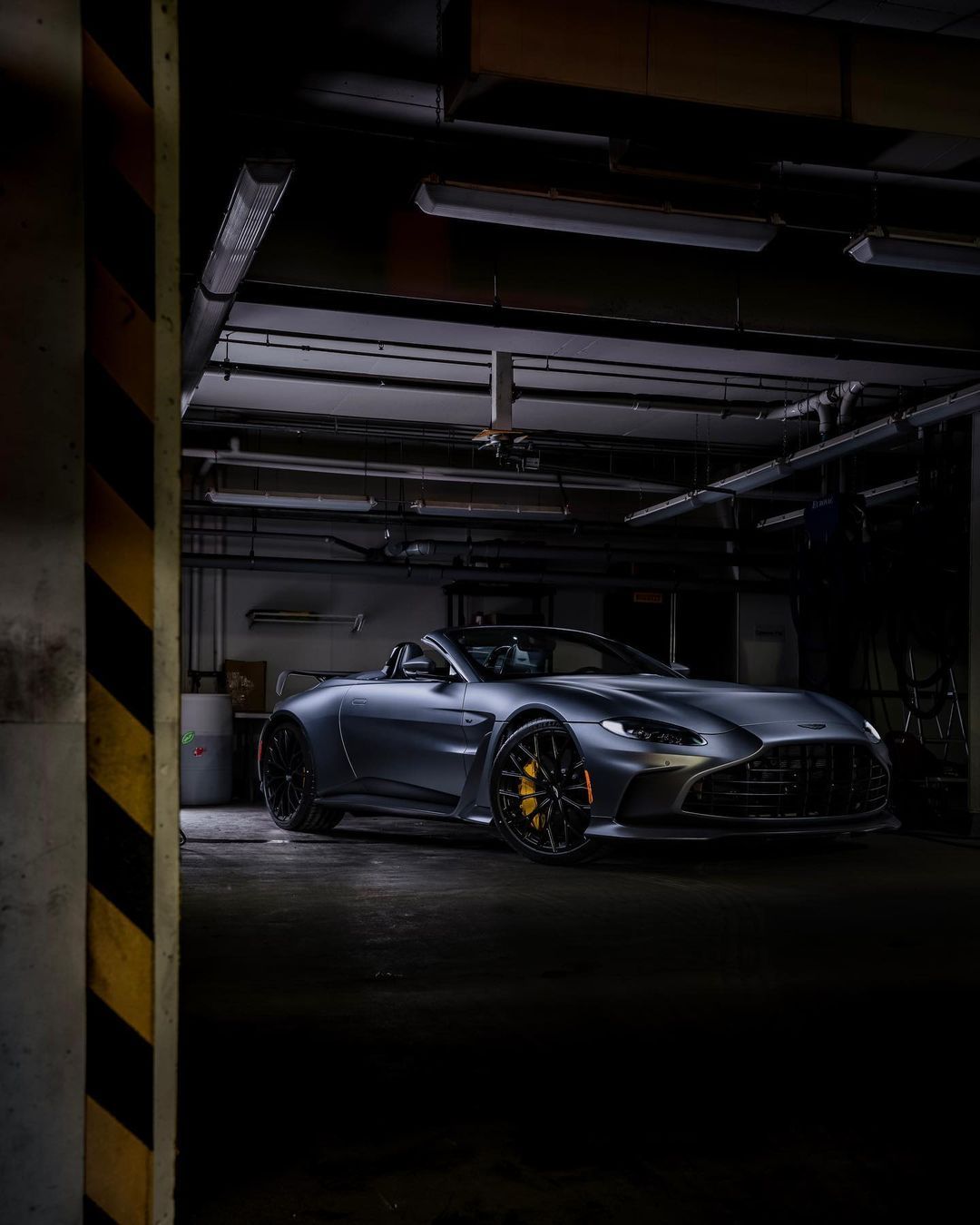 Astonmartin V12 Vantage Roadster + Coupe