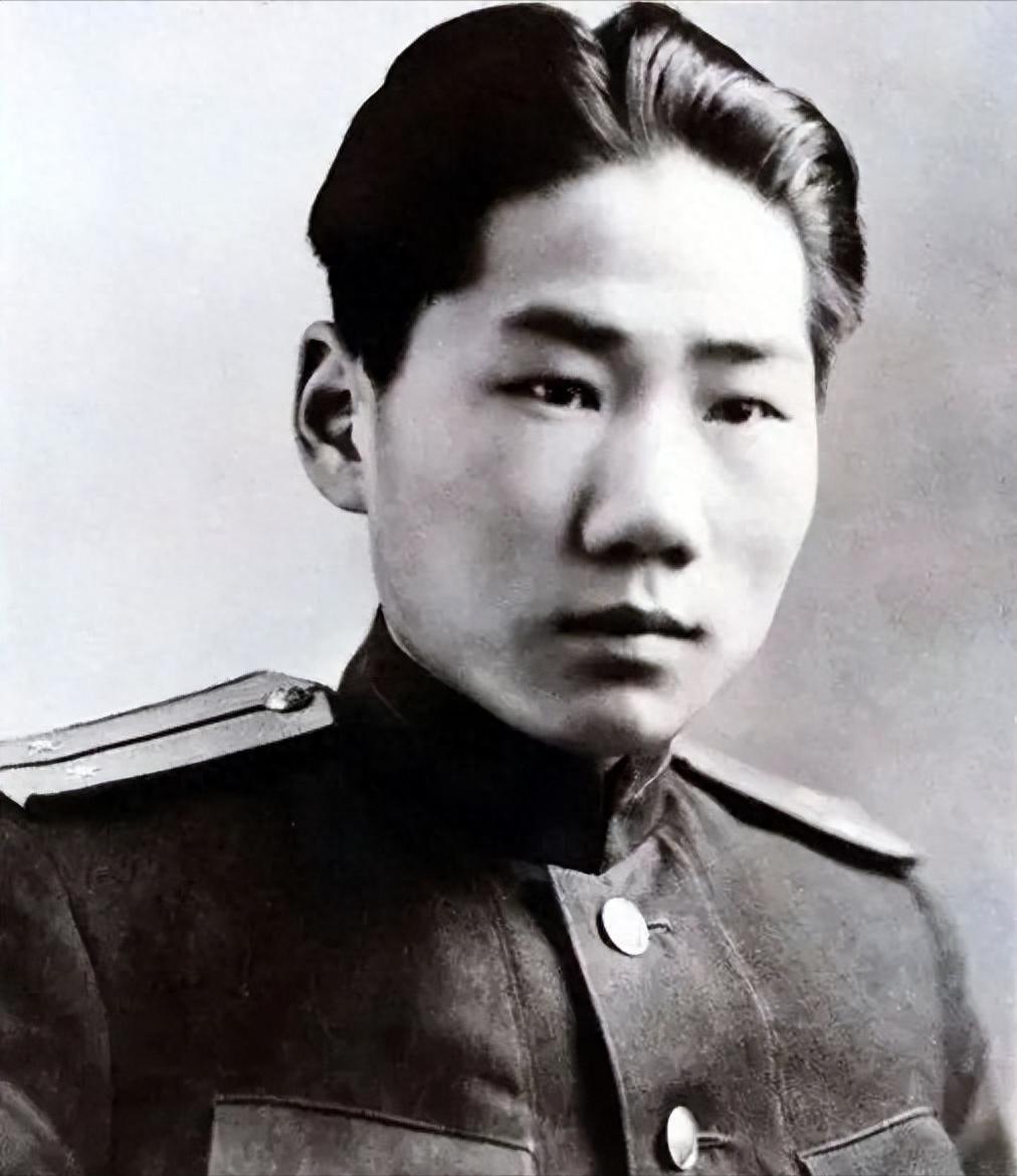 朝鲜桧仓郡中国人民志愿军烈士陵园里，那块墓碑正面只有“毛岸英烈士之墓”几个字，没
