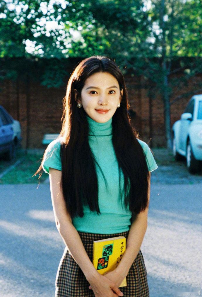 章若楠的新年好运风向 街道是开放的舞台，风是流动的伴奏。不设限，不犹豫，让心情随