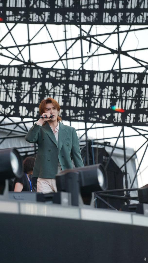 刘凤瑶值得被看见2026嘉善氧气SHAN耀音乐节刘凤瑶真的被刘凤瑶现场震撼到，情