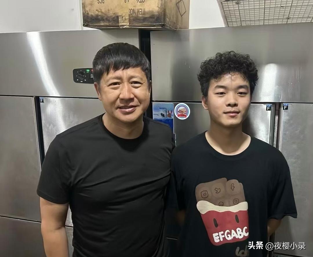 57岁张国强现身重庆一家烧烤店吃夜宵，他看起来胖了好多，一脸横肉，整个人油腻了不