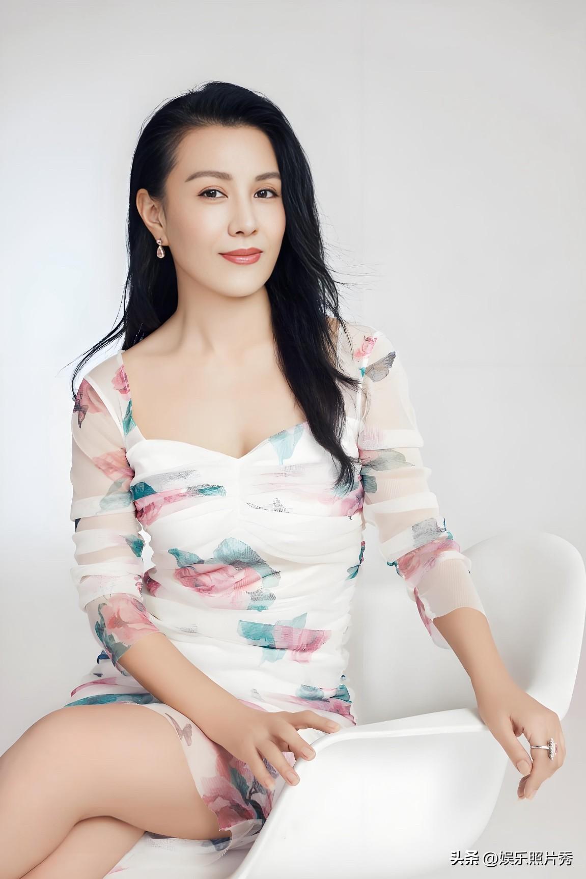 长相带有“进攻”性的美，演了20多年配角，都是戏红人不红！

她温婉中带着些许妩
