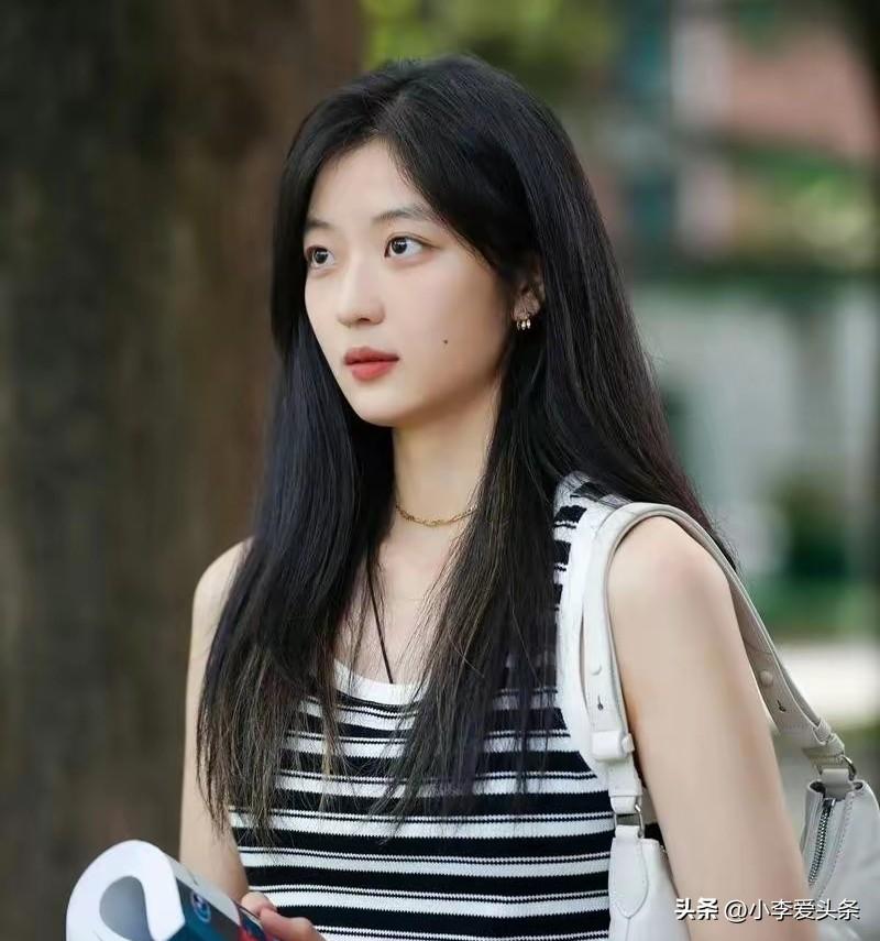 真的发现一个很离谱的现状！
现在内娱太吃氛围感了，反倒把原生颜值给搞模糊了。
 