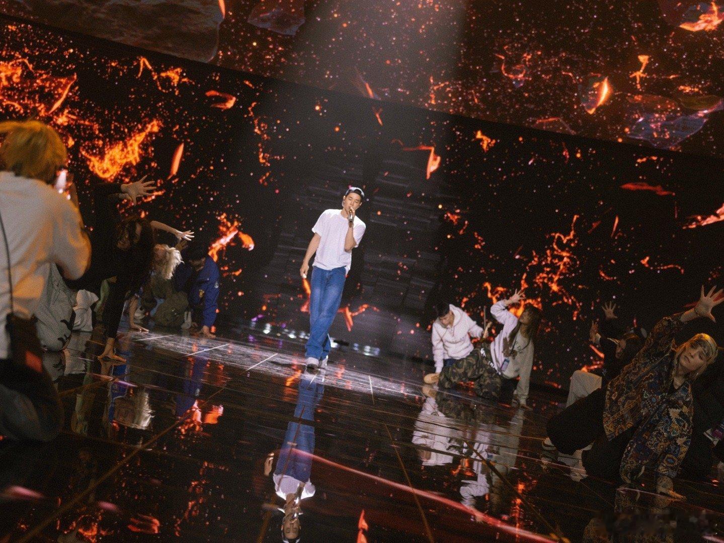 刘宪华又杀回东方卫视了刘宪华带着满满诚意杀回来了！首次亮相东方跨年夜，彩排状态已