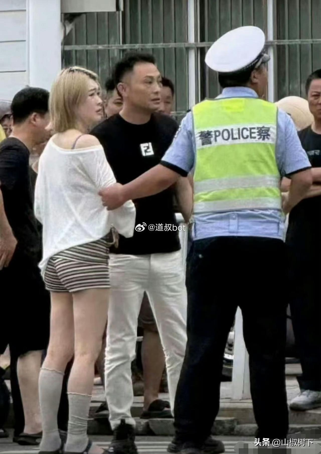 安徽广德车祸太令人痛心了，妈妈骑着电动车载着两个孩子在等红绿灯，没想到被后面失控