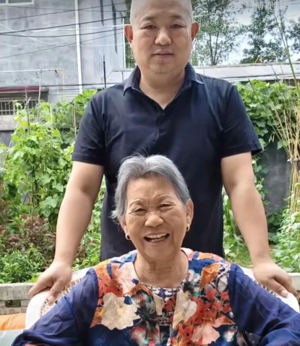 见过无数店铺的停业通知，大多是装修升级、设备检修，唯独郑州这家牛肉丸子汤店的告示