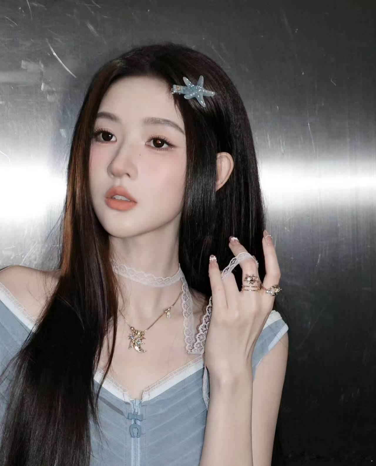 王玉雯人尴尬的时候会很忙王玉雯白得发光了地球超新鲜 在成都熊猫基地偶遇《地球超新