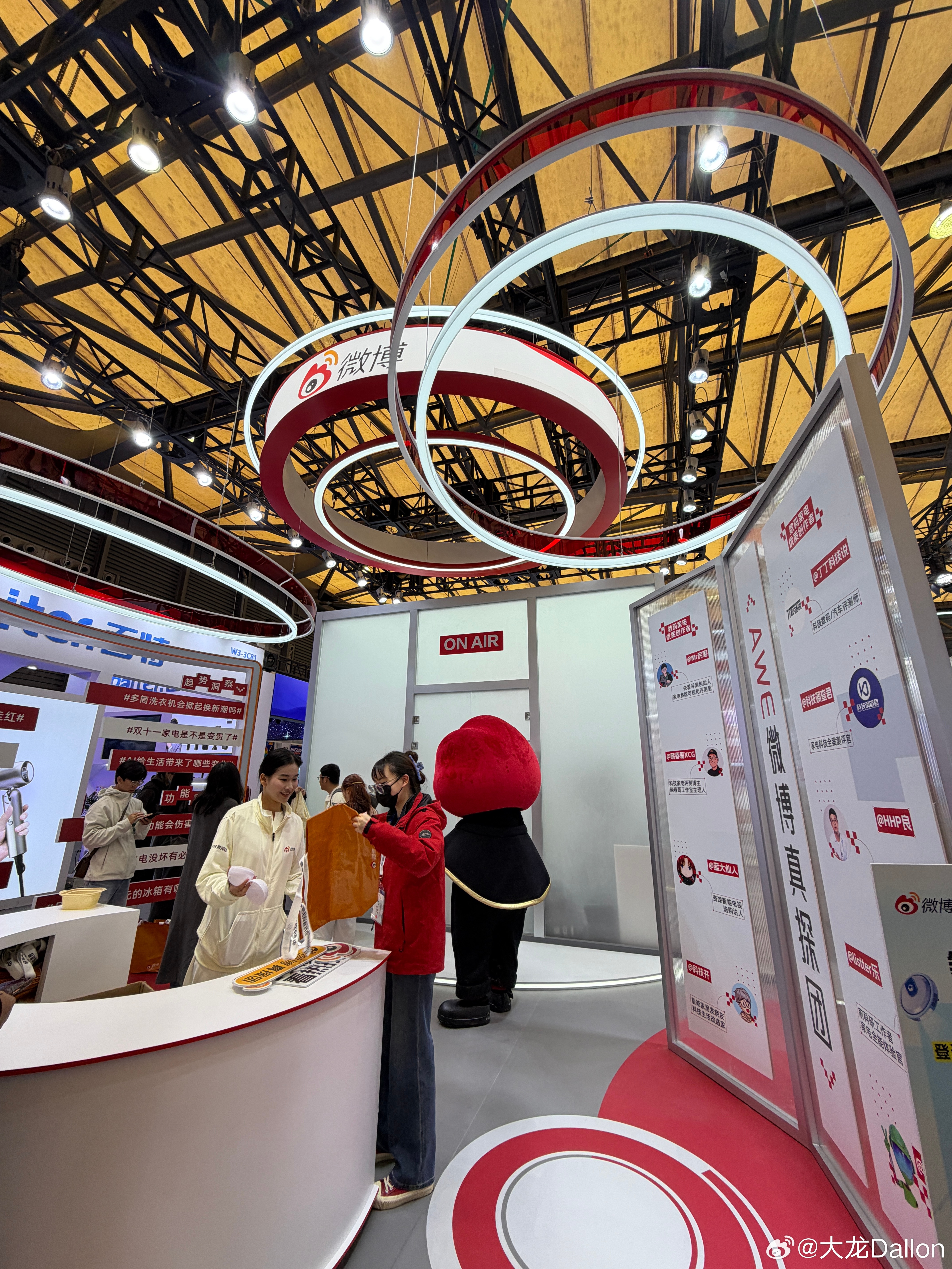 来awe2026 微博展台，和自己合影谢谢大家！ 