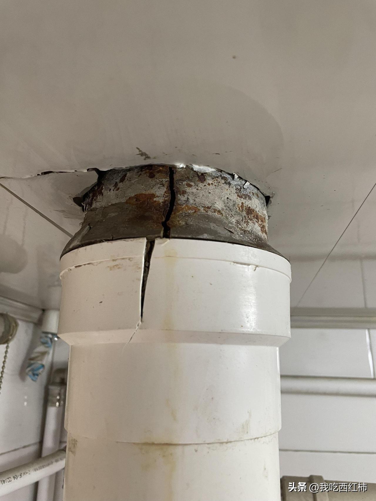 楼上厕所的下水管漏了师傅给了2个方案
楼上厕所的这个下水管，曾经物业统一更换过，