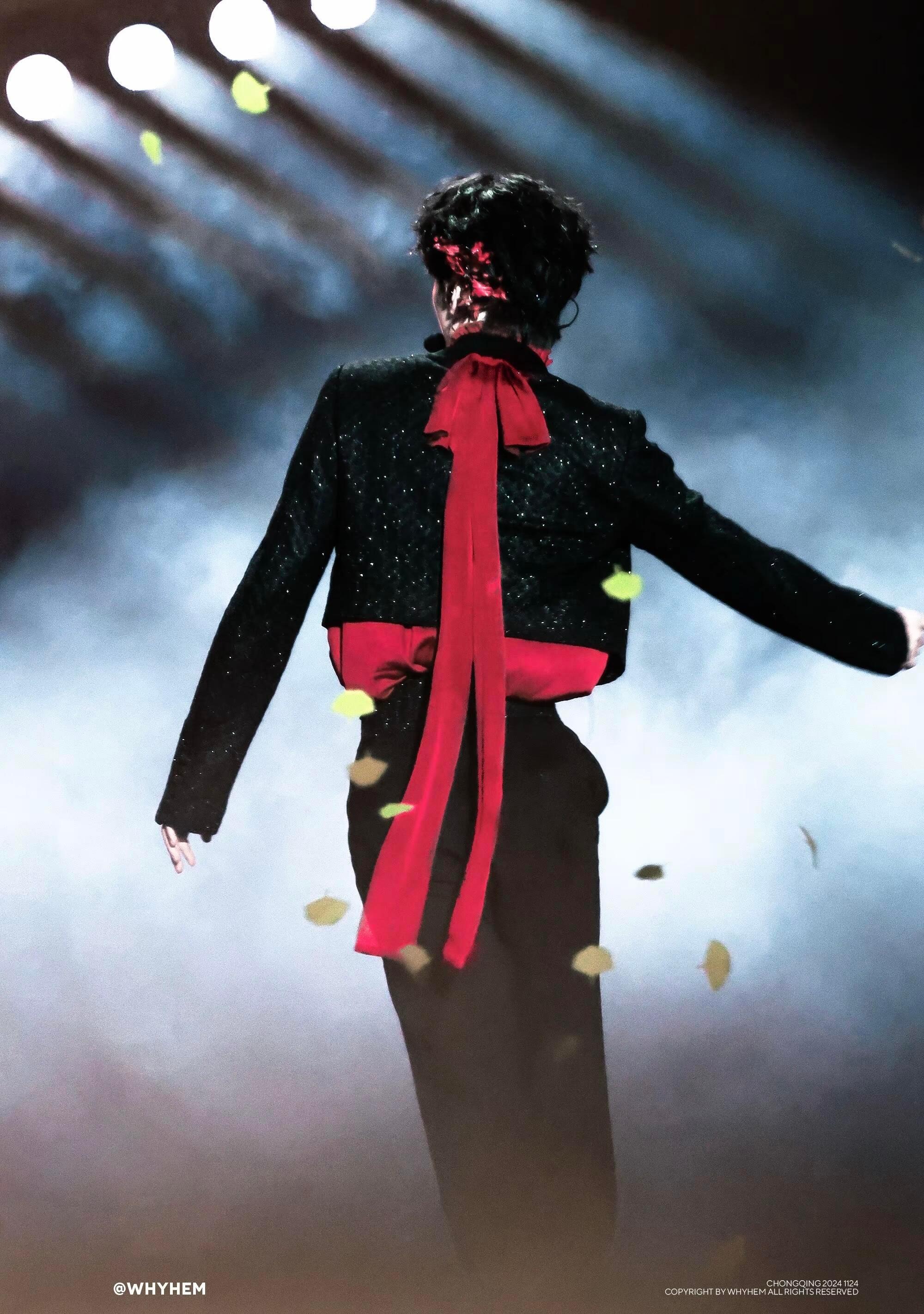 耳后红花 颈后飘带  🥀是连圈外人都被惊艳的程度 严浩翔 楼颜一