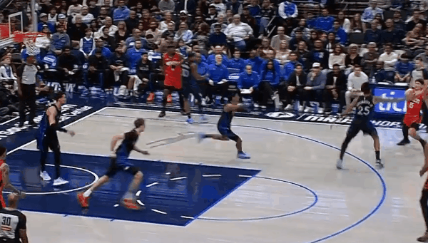 OMG，谢泼德突破后上演高难度战斧劈扣！
不是说他天赋平平吗？
你看看这球，这哪