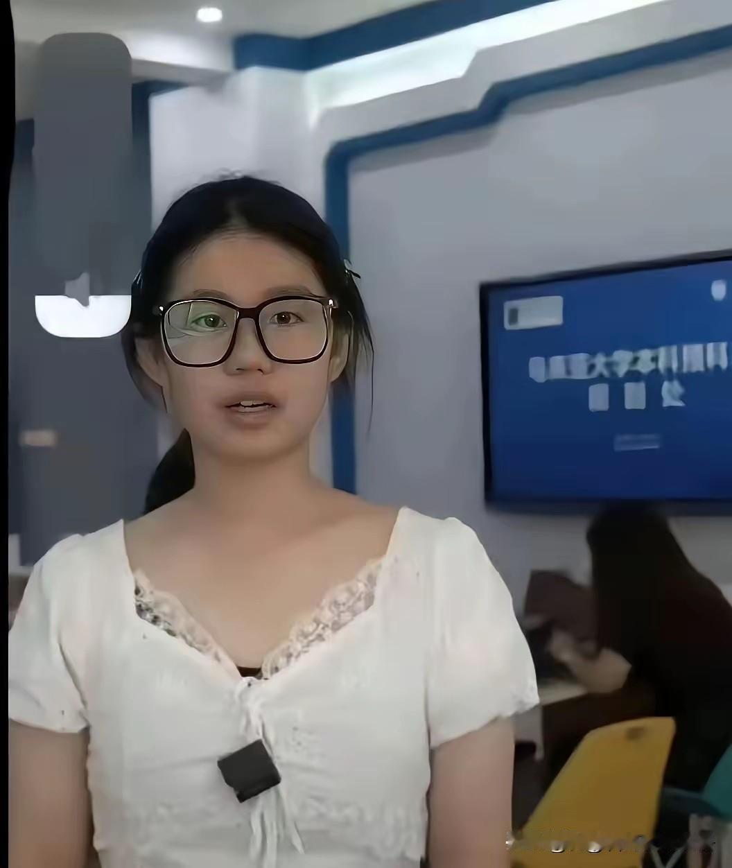 大家有注意到吗，这个熊仙女，也就是陈锦婷，长相与武汉大学的杨景缘很像，行事风格也