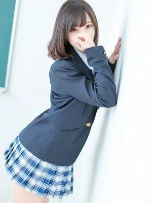 日本，27岁女警仓持香，白天穿警服在车站查嫖娼、抓色狼，晚上脱了警服就跑到大阪风