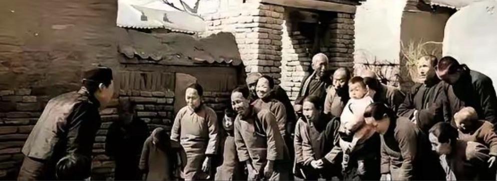 1949年秋，地主钱满堂收到三儿子从城里寄来的信。就三行字：“爹，速卖田产，带娘