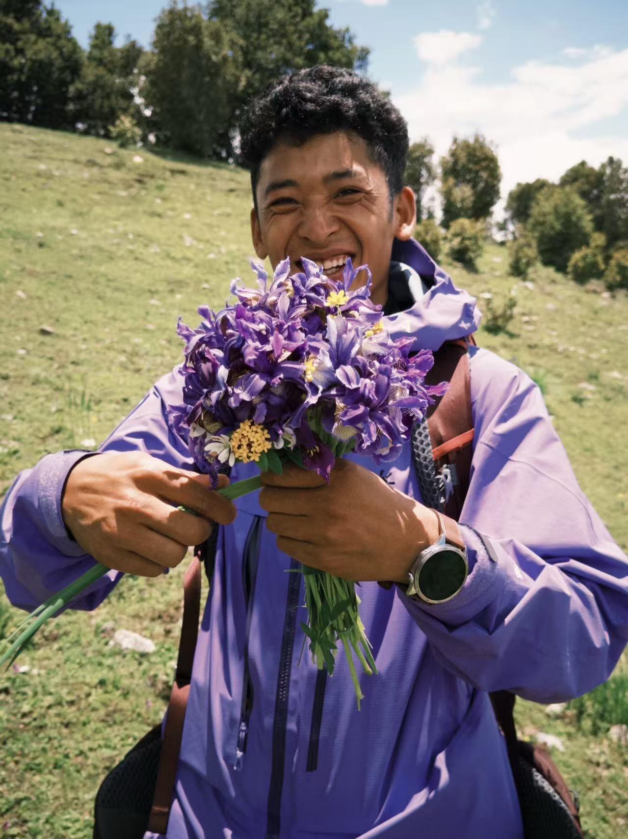 在鸢尾花盛开的地方。徒步老药山，遇见漫山遍野的紫色鸢尾花 化妆师队员说...