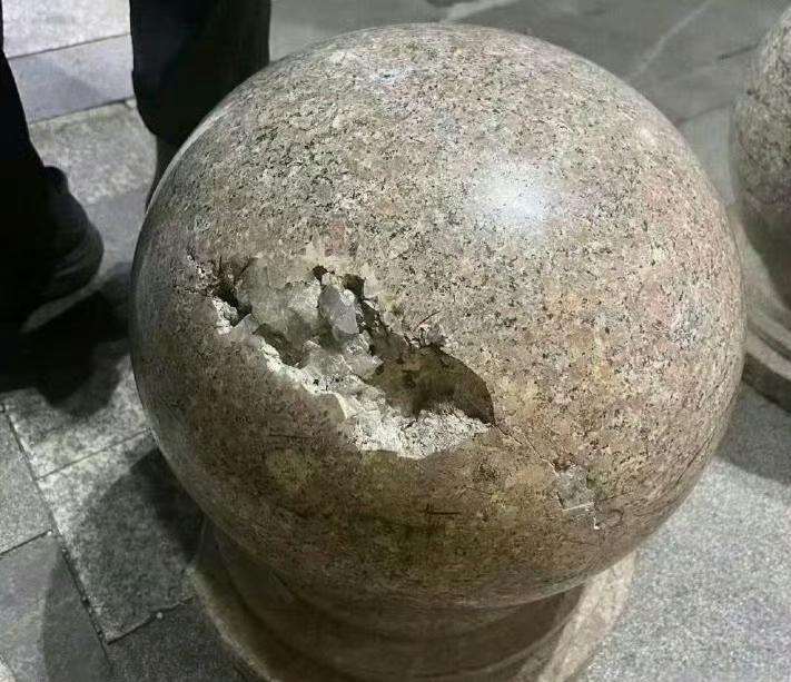 一直有个好奇心，
圆嘟嘟的石墩子里面到底是什么做的？
现在清楚了吧？[奸笑]