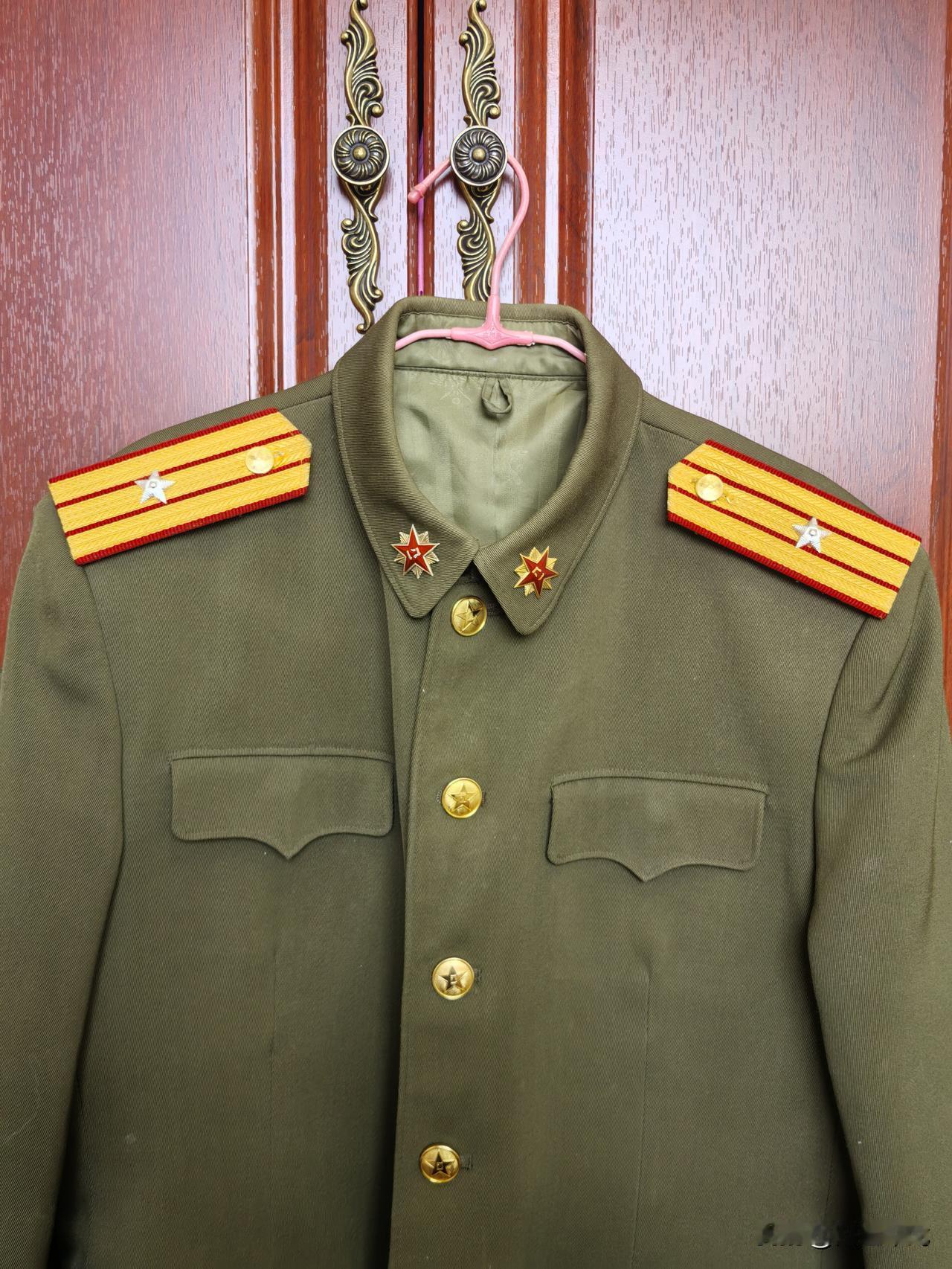 老式马裤呢校官服那可是当年年轻军人向往的军装。我觉得它的面料、质的、式样并不亚于