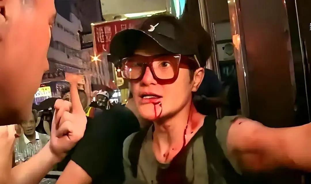 张敬轩砸钱登报道歉，说想当青年导师。
我看这操作像把旧账一键删除。
马蹄露给局长